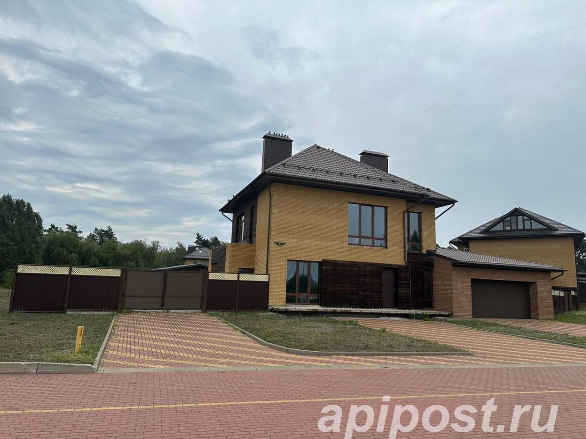 Коттедж, 253 м², на участке 20 сот.
