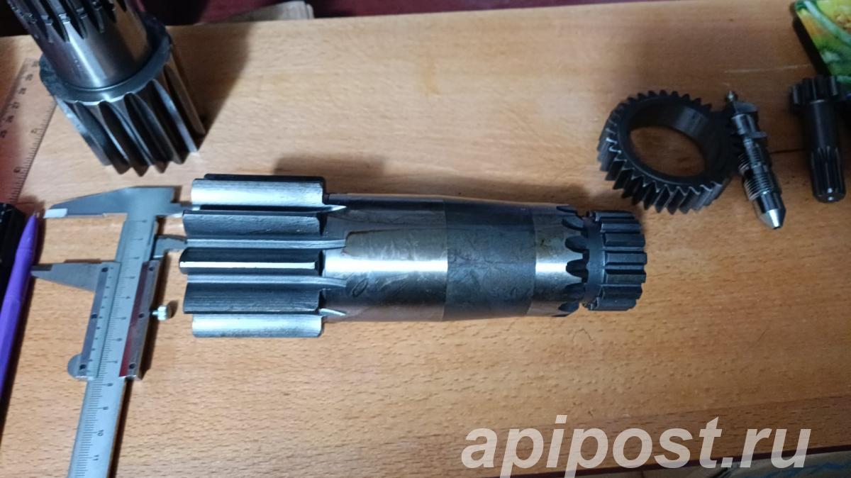 Вал поворотного редуктора Komatsu PC20-7E 20S-26-71311 - Сочи