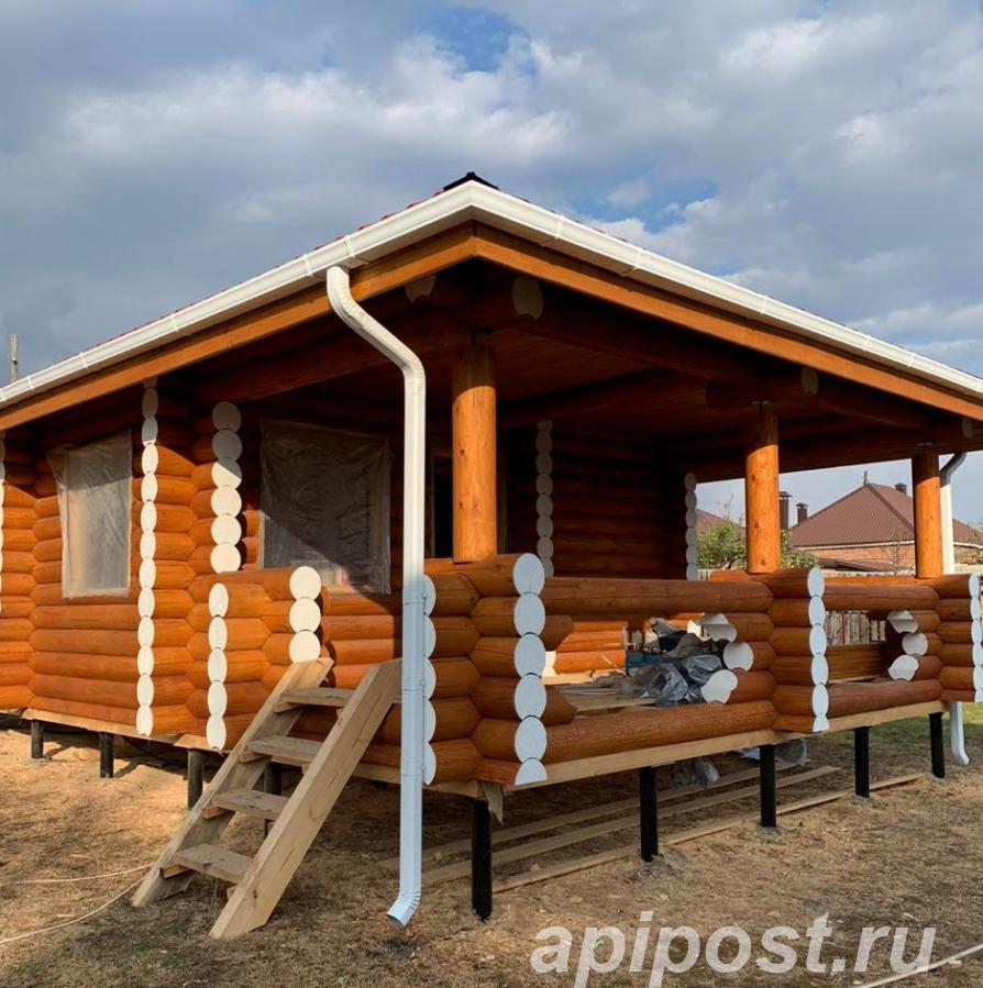 Сруб бани из оцилиндрованного бревна